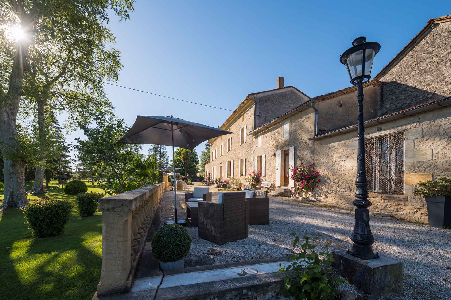 Château Puygrenier — allée et parc en Dordogne